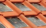Italianos criam telha que já vem com placas solares